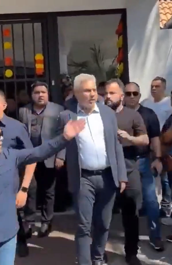 Imagen de Corren al gobernador Alfredo Ramirez Bedolla de Michoacán el cual llegó al velorio de Carlos Manzo. La gente en el lugar le grita fuera asesino!!